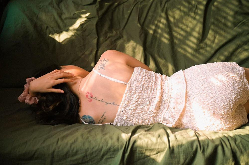 Được biết, Linh Ngọc Đàm sở hữu gần 10 hình xăm ở nhiều vị trí trên cơ thể. Hình xăm của cô được thể hiện theo nhiều trường phái nghệ thuật khác nhau, từ phong cách hình học tới vẽ cảnh hay những dãy số ghi lại kỷ niệm riêng của chính chủ.