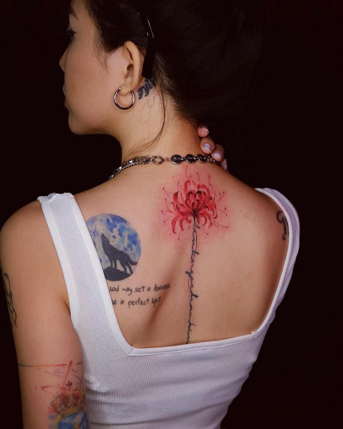 Hình xăm đầu tiên Linh Ngọc Đàm sở hữu nằm vị trí sau lưng với dãy số 15/7 - ngày lễ Vu Lan. Sau sống lưng là hình xăm tên của chính cô.