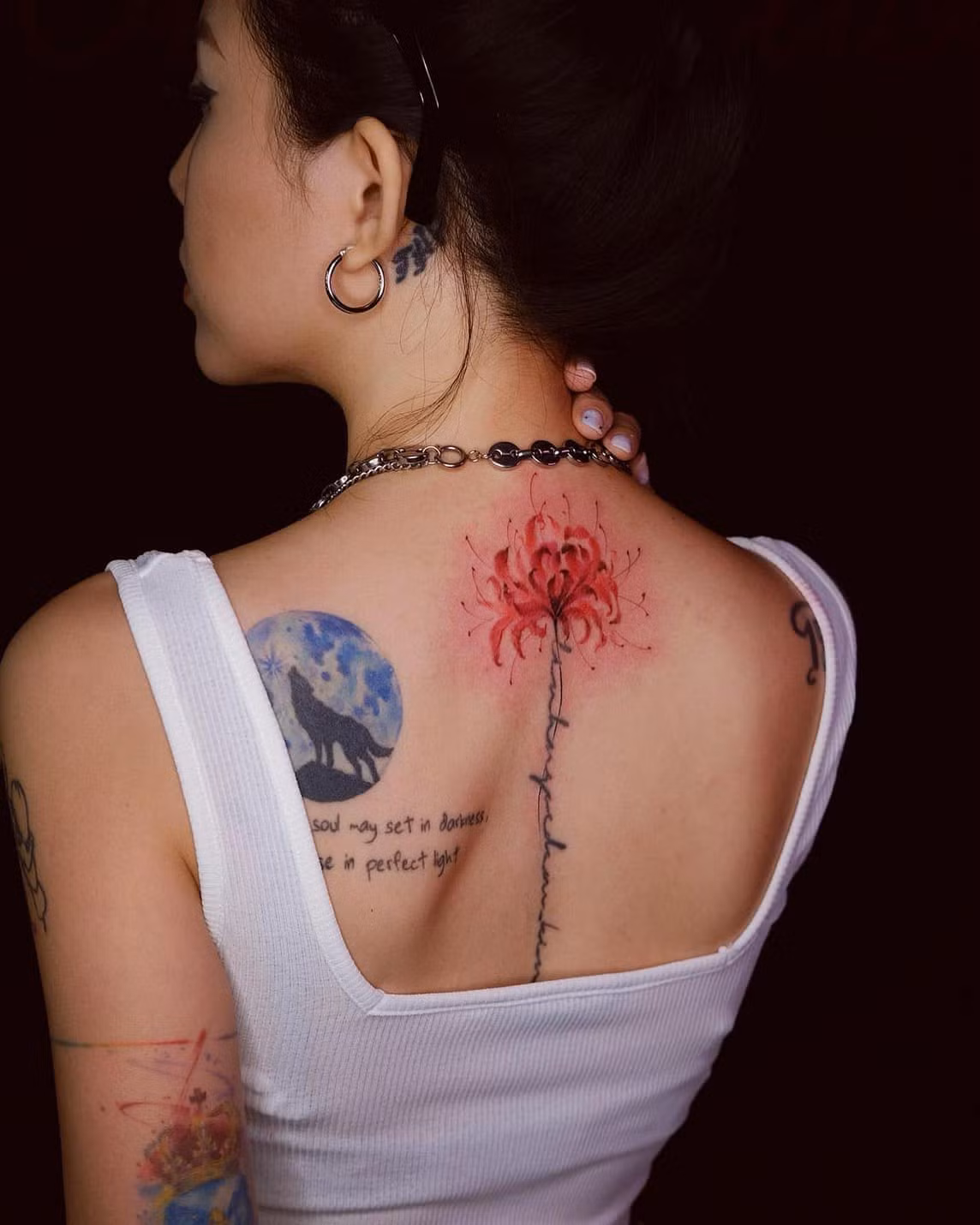 Hình xăm đầu tiên Linh Ngọc Đàm sở hữu nằm vị trí sau lưng với dãy số 15/7 - ngày lễ Vu Lan. Sau sống lưng là hình xăm tên của chính cô.