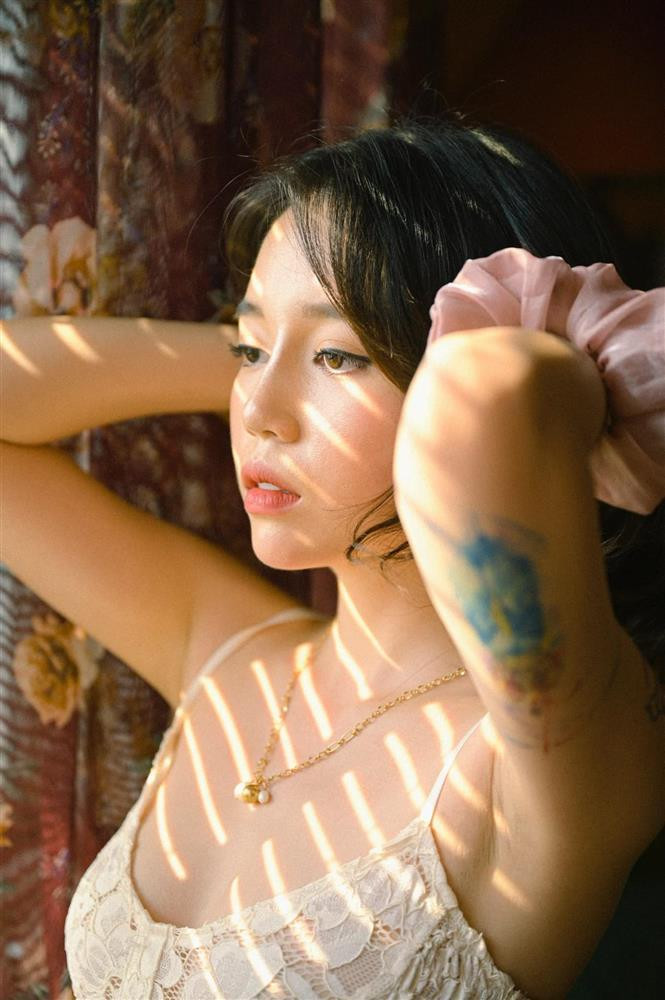 Những hình xăm nhỏ xinh trên cơ thể cô như món đồ trang sức thể hiện cá tính bản thân rõ nét.