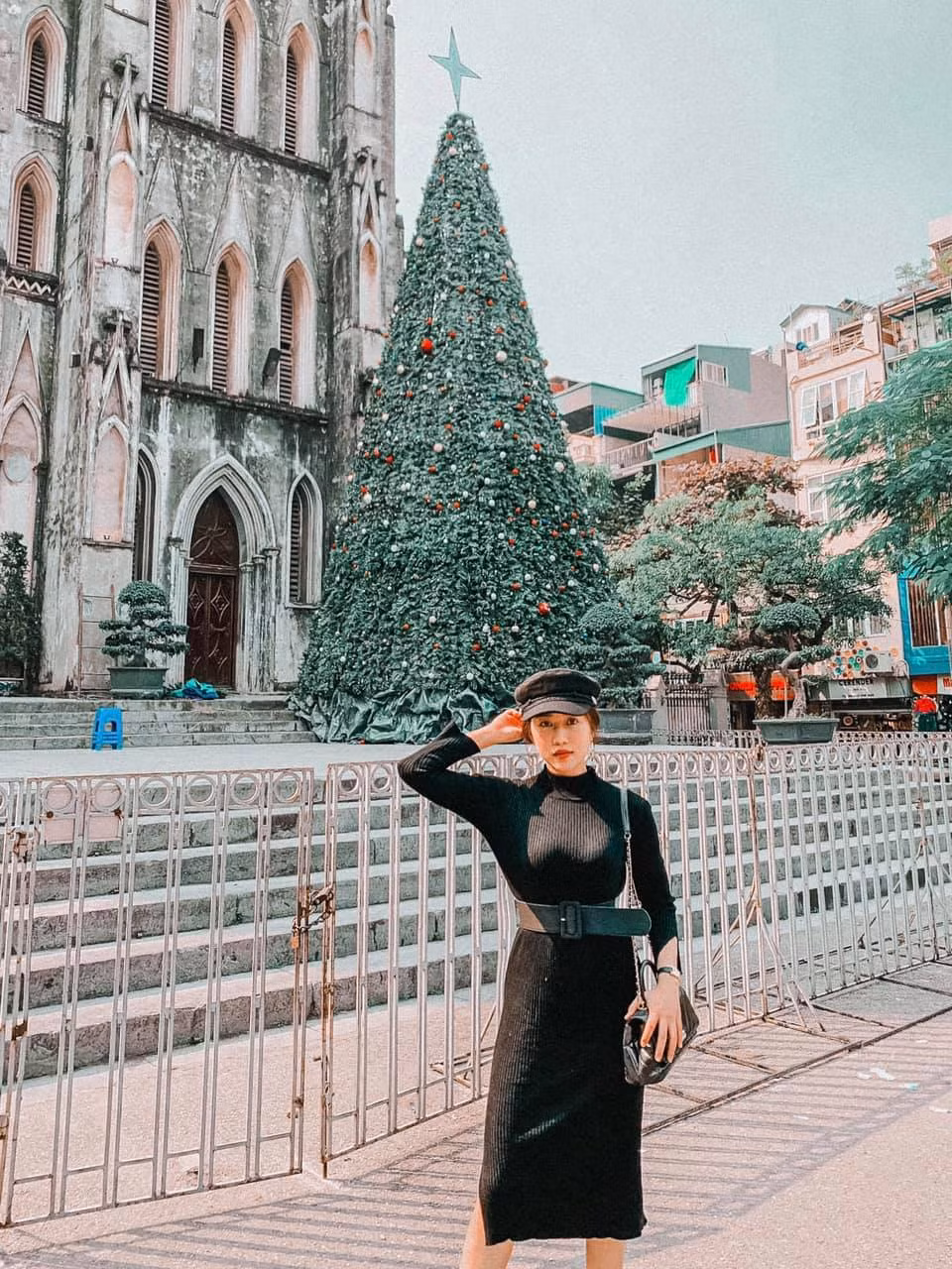 Khác hẳn với hình ảnh ngọt ngào tựa thiên thần trước kia, nàng ngọc nữ 9X khiến nhiều người xuýt xoa vè vẻ đẹp mỏng manh, quyến rũ.