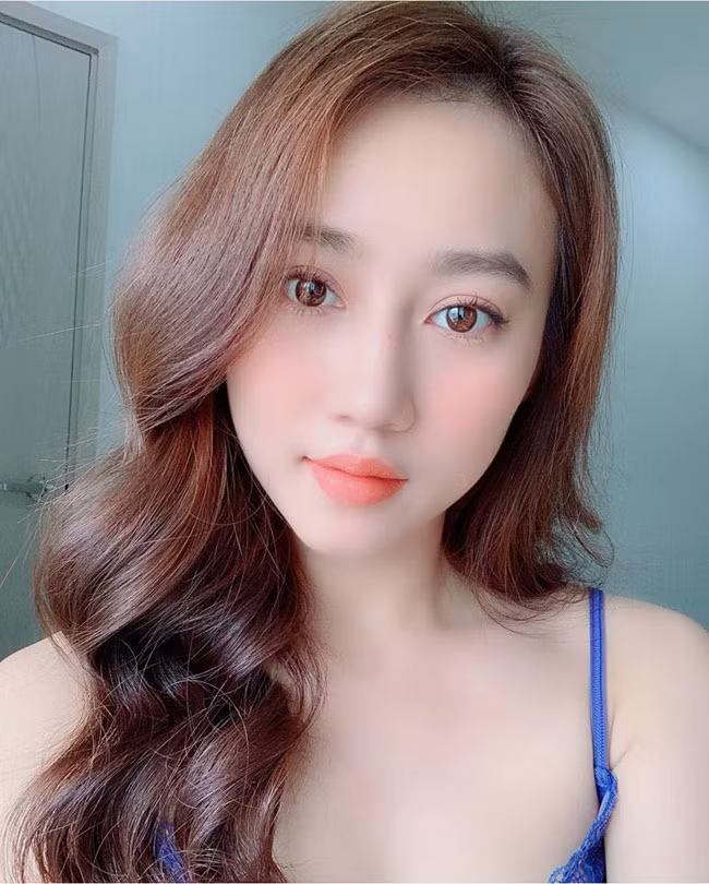 Sau thông tin chia tay, mọi động thái của bạn gái cũ Tiến Linh luôn được người hâm mộ quan tâm. Nhiều người nhận xét rằng, Hồng Loan ngày càng xinh đẹp, sang chảnh hơn từ sau khi "đường ai nấy đi" với chàng cầu thủ.