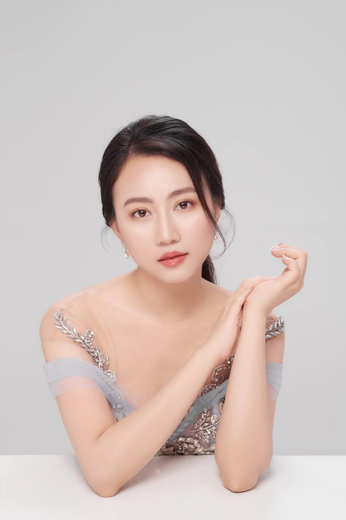 Vốn theo đuổi phong cách thanh lịch, sang trọng và quyến rũ, thỉnh thoảng nữ diễn viên 9X mới diện áo tắm khoe đường cong nóng bỏng trên trang cá nhân.