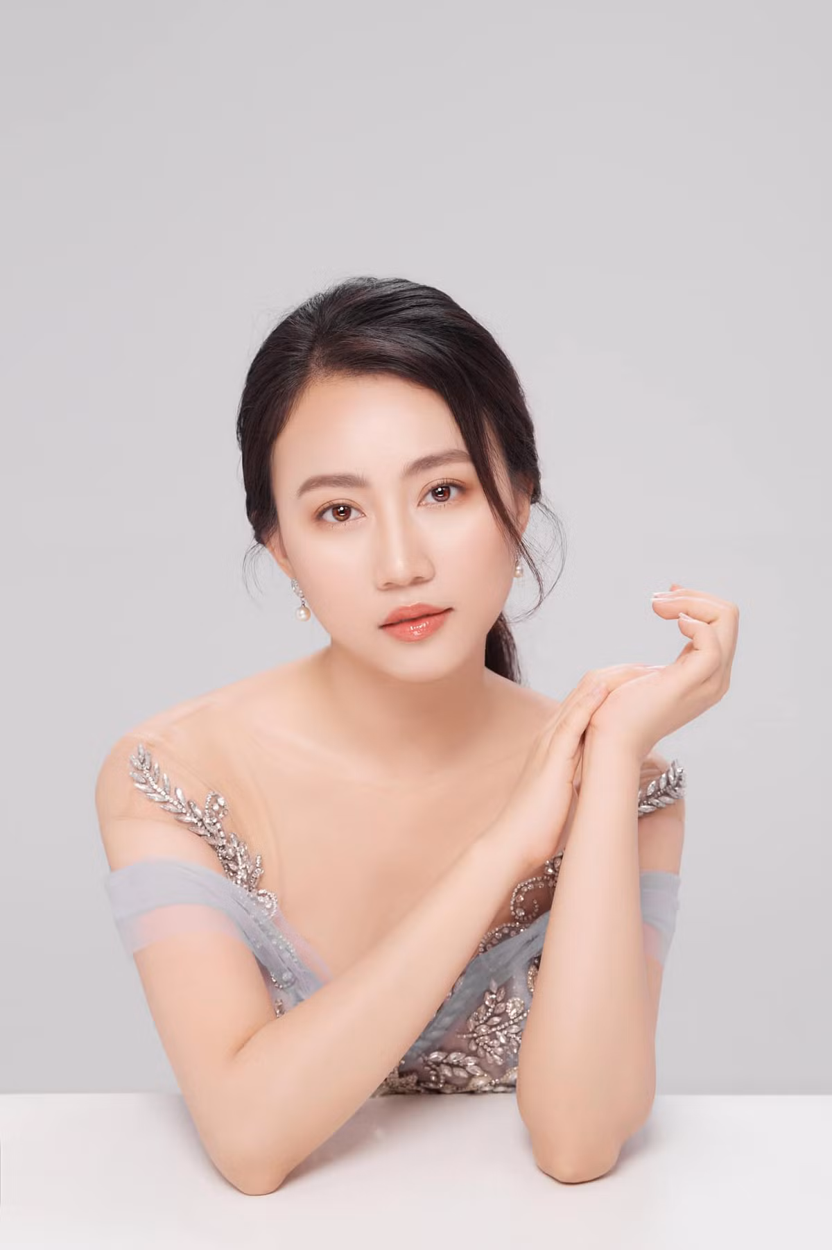 Vốn theo đuổi phong cách thanh lịch, sang trọng và quyến rũ, thỉnh thoảng nữ diễn viên 9X mới diện áo tắm khoe đường cong nóng bỏng trên trang cá nhân.