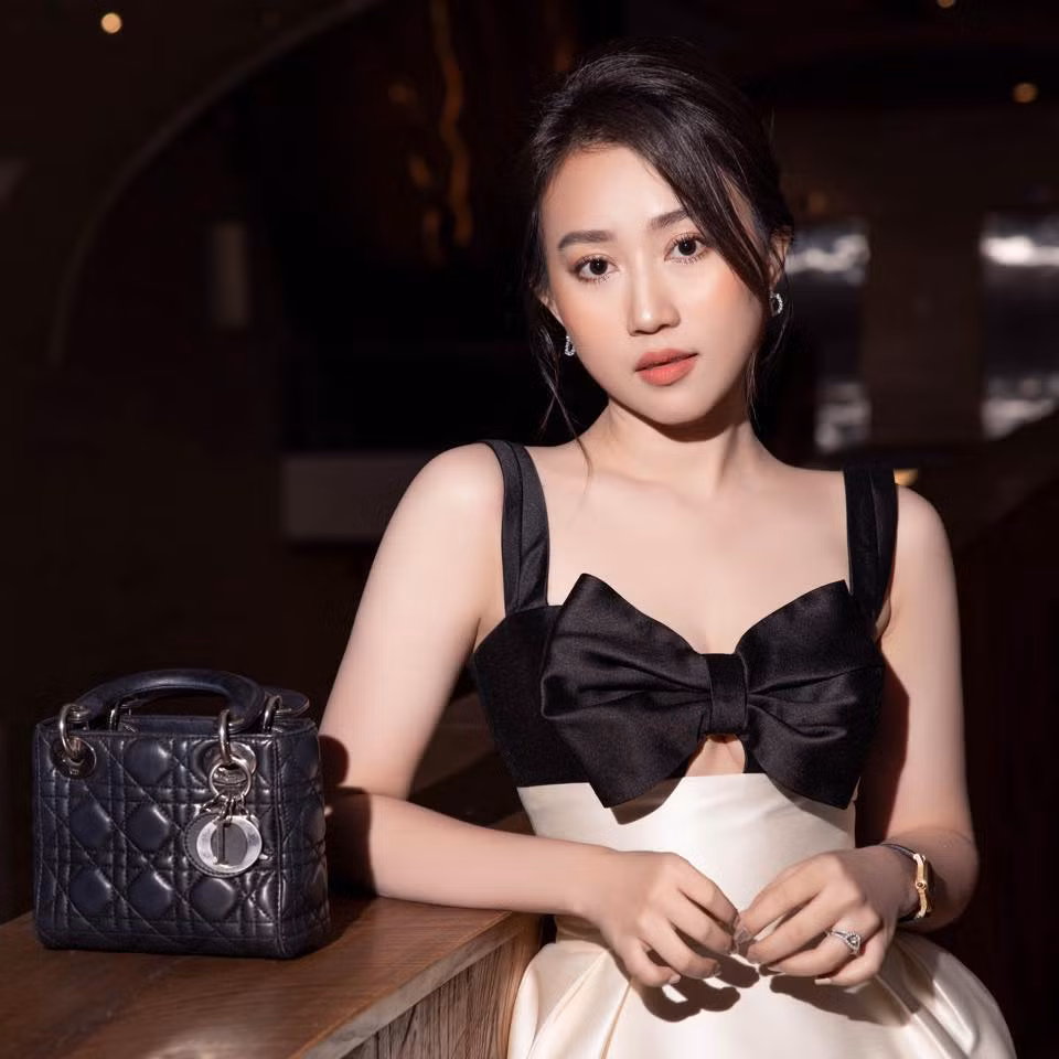 Hồng Loan gây chú ý với làn da trắng không tì vết.