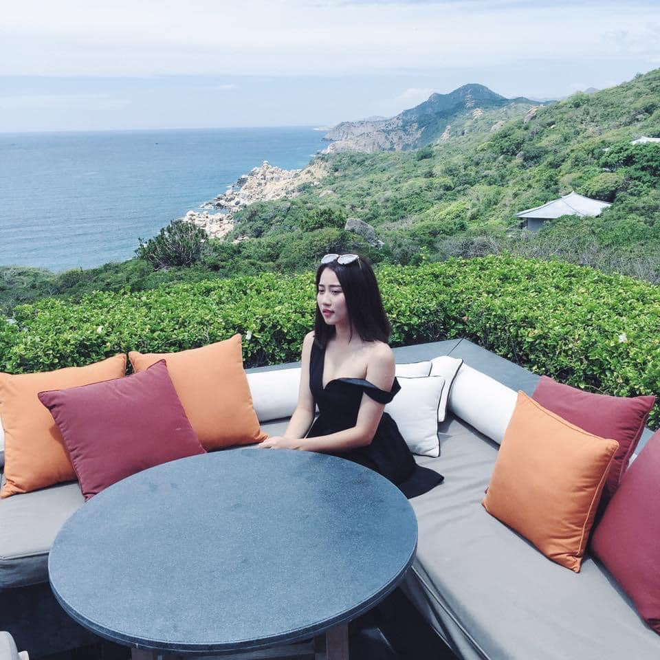 Cô nhận được nhiều lời khen trông quyến rũ, rạng rỡ, tươi trẻ, tràn đầy sức sống hơn từ sau khi chia tay Tiến Linh.