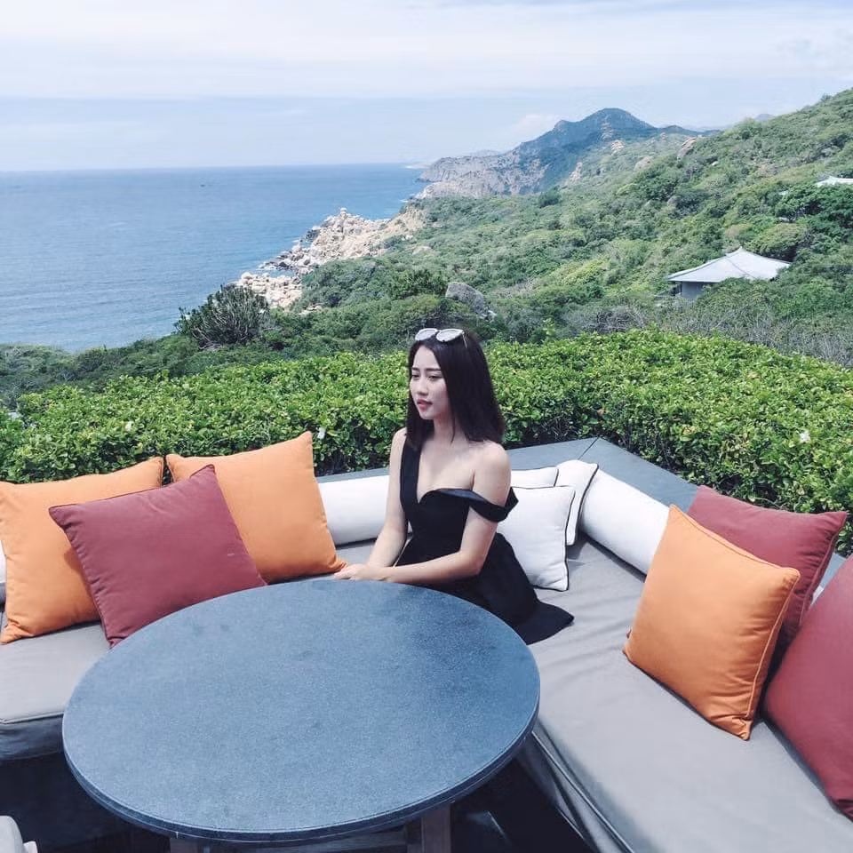 Cô nhận được nhiều lời khen trông quyến rũ, rạng rỡ, tươi trẻ, tràn đầy sức sống hơn từ sau khi chia tay Tiến Linh.