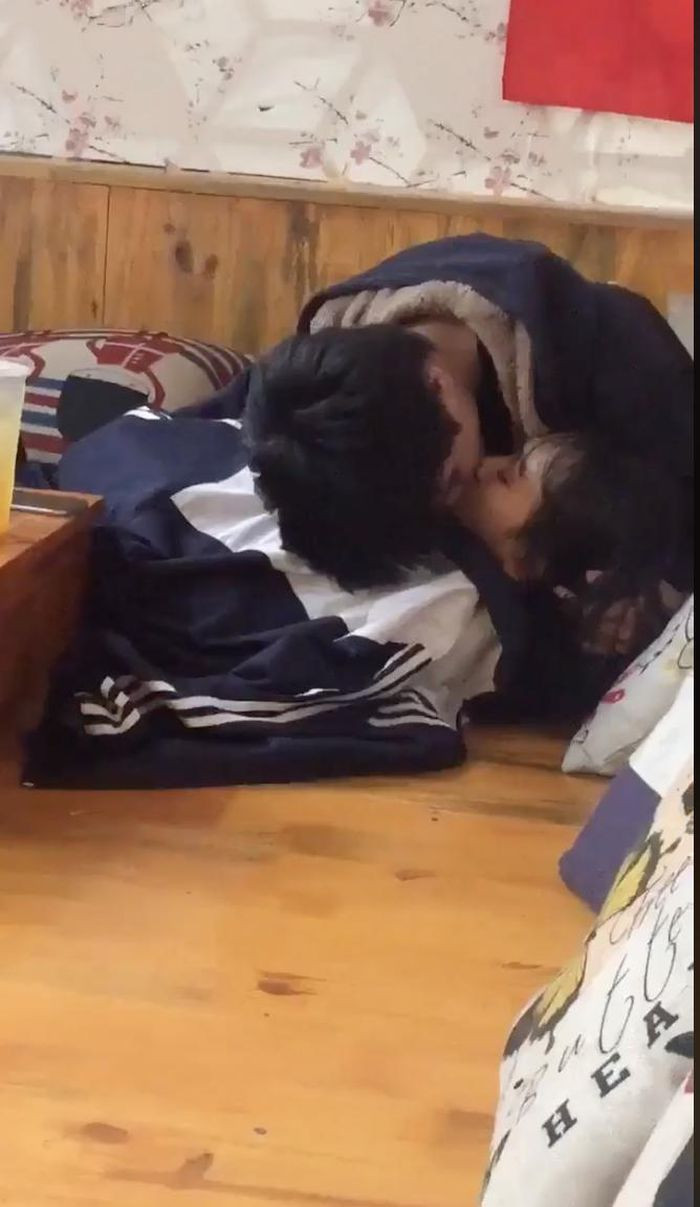 Dù là người trưởng thành hay là học sinh sinh viên thì việc ôm hôn nhau, thể hiện tình cảm thái quá nơi công cộng là điều không nên. Ảnh: Facebook