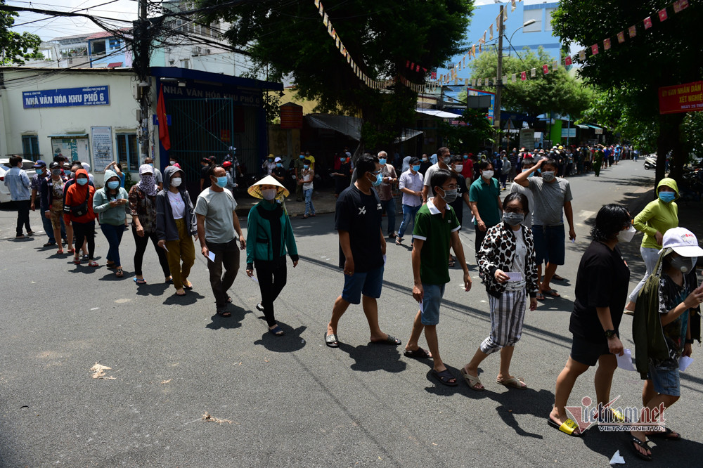 Người dân đội nắng, xếp hàng trật tự đi lấy mẫu tại phường Phú Thọ Hoà, quận Tân Phú trưa 29/6.
