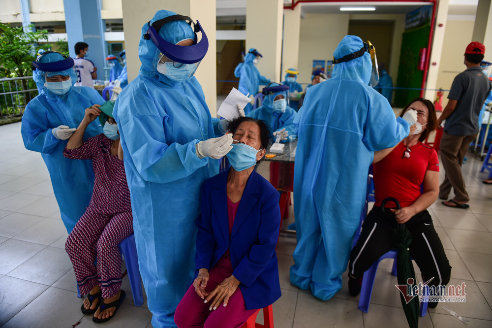 TP.HCM đang mở chiến dịch tầm soát diện rộng, xét nghiệm cho 5 triệu người toàn thành phố. Như vậy, theo kế hoạch mỗi ngày sẽ lấy khoảng 500.000 mẫu.