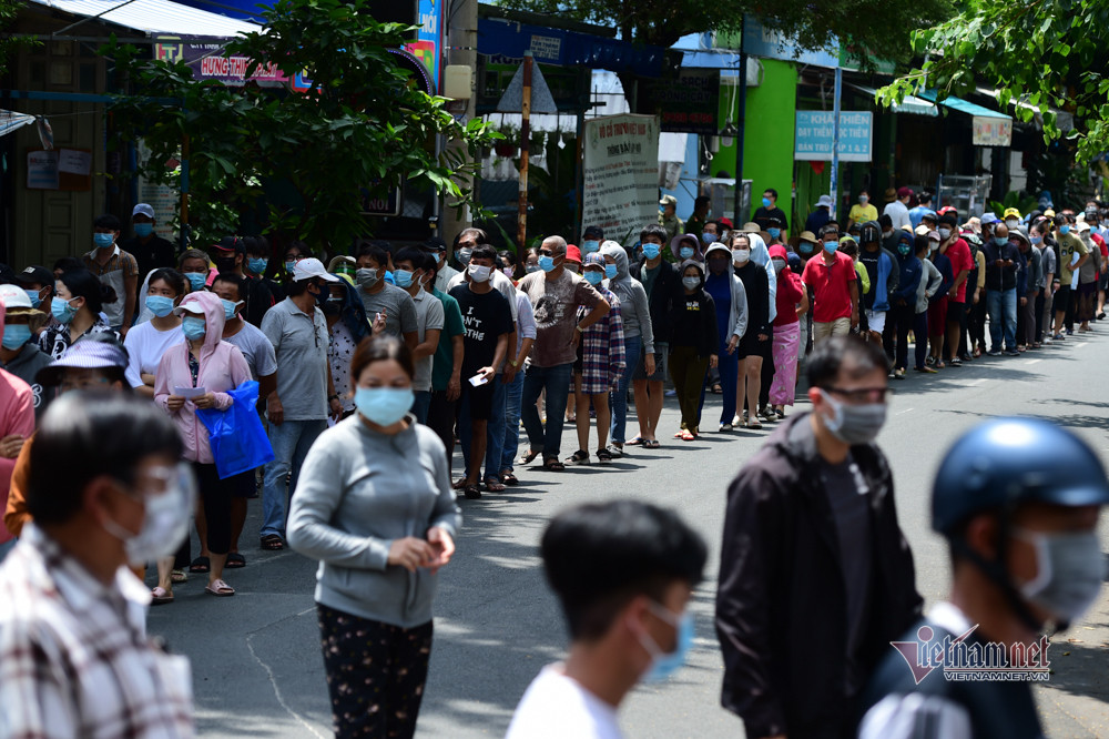 Tại điểm lấy mẫu Trường THCS Lê Anh Xuân, việc lấy mẫu từ 8h30 sáng, nhưng đến 11h trưa vẫn có rất đông người dân xếp hàng chờ đến lượt.