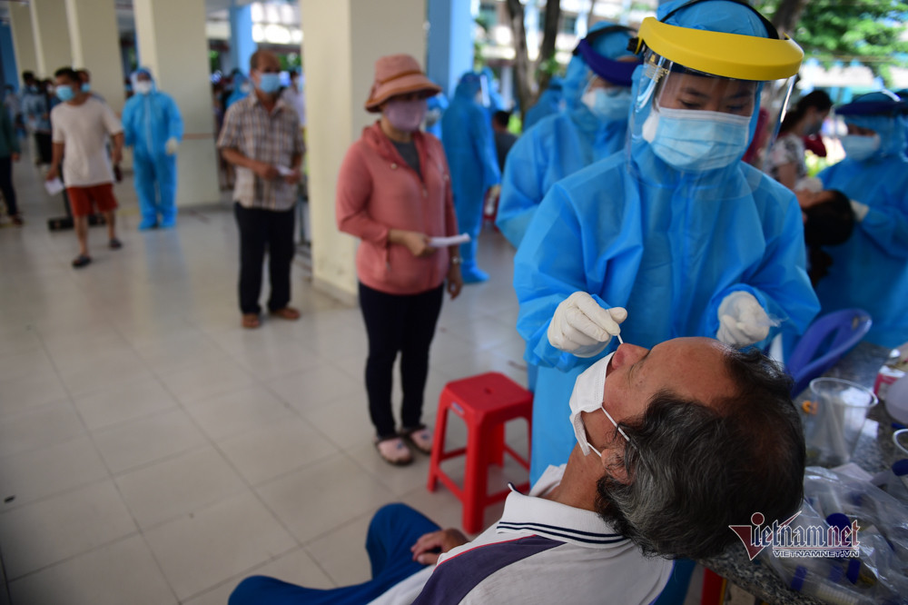 Việc lấy mẫu được diễn ra nhanh chóng, đơn giản. Ông Nguyễn Văn Hiền, phường Phú Thọ Hoà cho biết, ông đứng đợi xếp hàng một lát rồi vào lấy mẫu rất nhanh và cũng không thấy cảm giác đau gì. "Được lấy mẫu xét nghiệm tầm soát, tôi cũng cảm thấy an tâm hơn", ông Hiền nói.