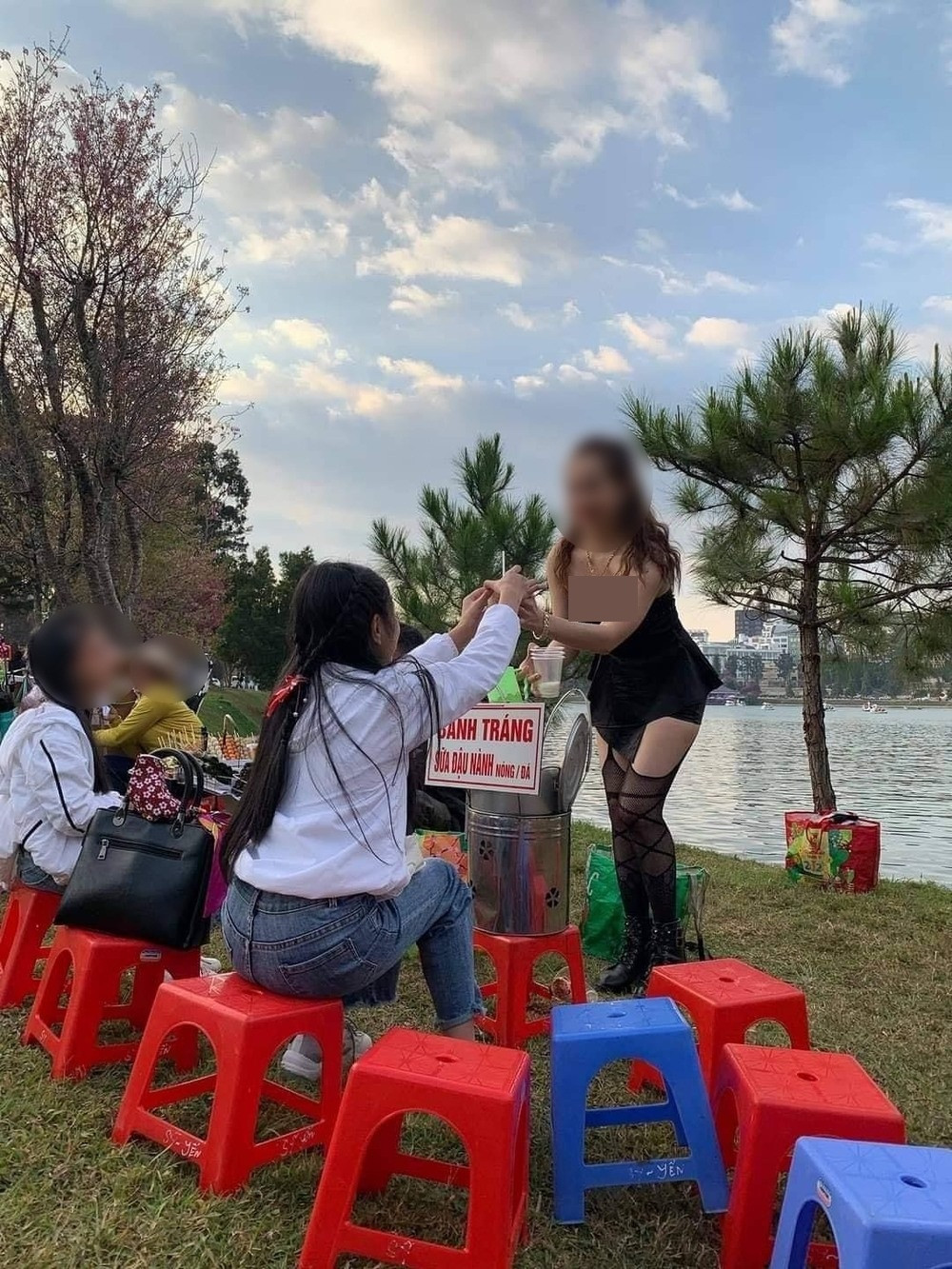 Nhiều cư dân mạng đã bày tỏ sự chỉ trích trước loạt ảnh này. "Vì muốn bán được hàng mà bất chấp ăn mặc như thế thì mình cũng thua luôn", "Thành công rồi đấy, nổi tiếng bất chấp luôn",...là những bình luận của netizen dành cho cô gái này.