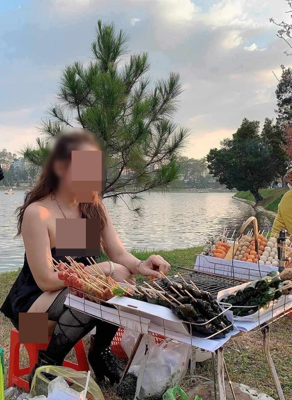 Cô gái này diện bộ váy cúp ngực ngắn cũn cỡn cùng đôi tất lưới "nóng bỏng" đứng bán sữa đậu nành. Những hình ảnh này nhanh chóng được lan truyền trên mạng xã hội. Đa số cư dân mạng đều có những ý kiến nhận xét trái chiều xung quanh sự việc này.