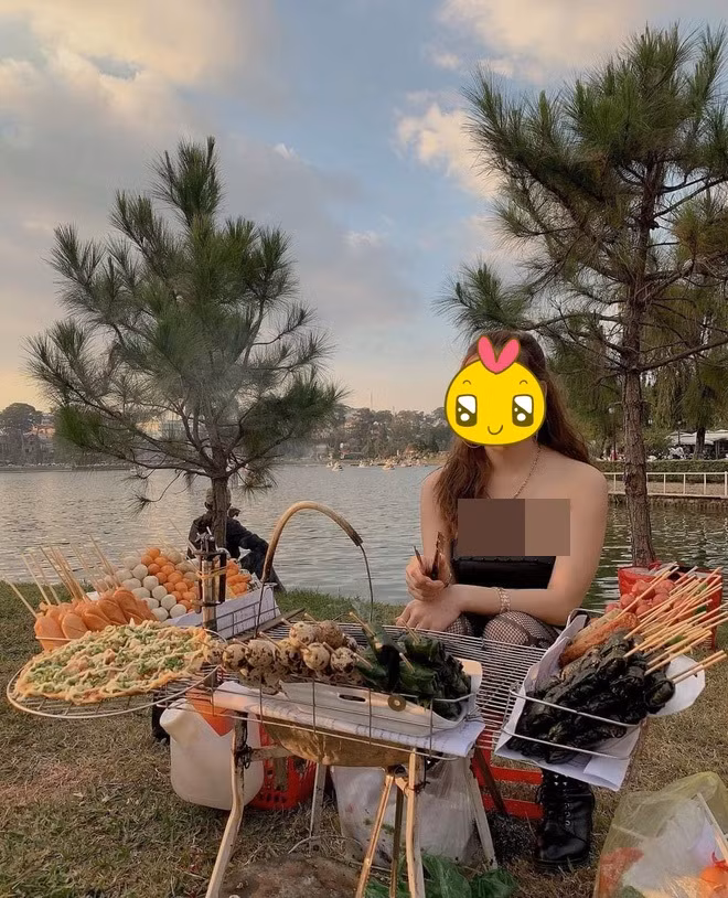 Nhiều người còn thể hiện sự mỉa mai khi thắc mắc cô gái không cảm thấy lạnh hay sao mà lại có thể ăn mặc phản cảm giữa thời tiết của Đà Lạt.