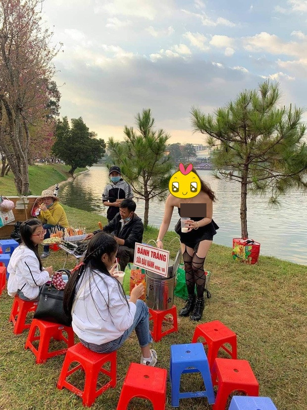 Được biết, những hình ảnh này đã xuất hiện khá lâu trên MXH, tuy nhiên mới đây netizen bất ngờ "đào" lại và gây ra nhiều tranh cãi.