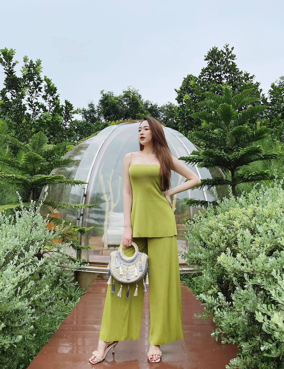 Sở hữu combo hoàn hảo da trắng, mặt xinh và đôi chân dài miên man, hot girl đến từ Quảng Ninh đang là nhân vật gây xôn xao cộng đồng mạng những ngày gần đây.