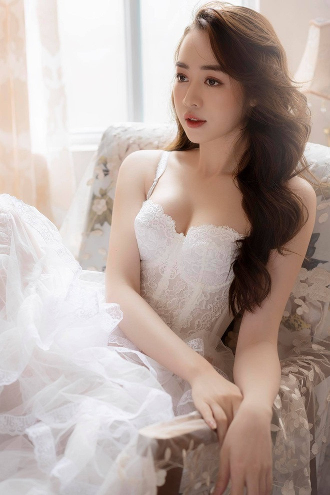 Gái xinh 9X theo đuổi phong cách gợi cảm và không ngại đăng tải những khoảnh khắc nóng bỏng "đốn tim" bao người.