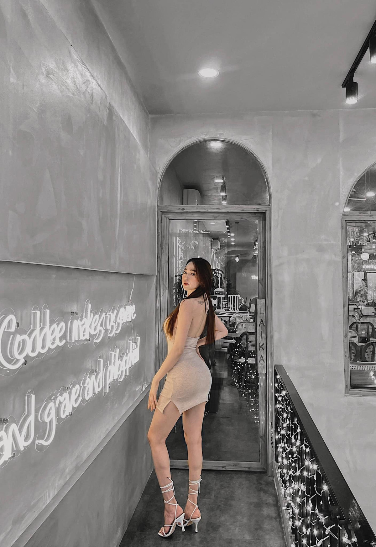 Hằng Habi được biết đến với vai trò là người mẫu ảnh, ồng thời cô nàng cũng làm việc tại một thẩm mỹ viện.