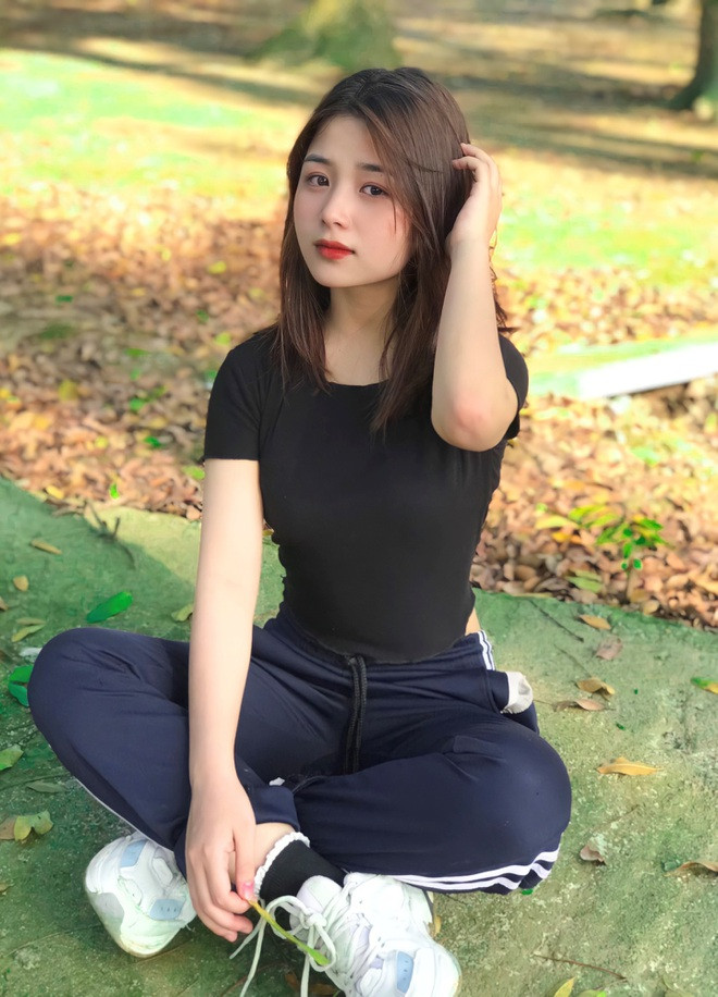 Hiện tại đang học lớp 11 nên nàng hot girl thế hệ mới này đặt nhiệm vụ học tập lên hàng đầu, trang bị kiến thức để có thể vượt qua những kỳ thi quan trọng, theo đuổi được ngôi trường đại học mơ ước.