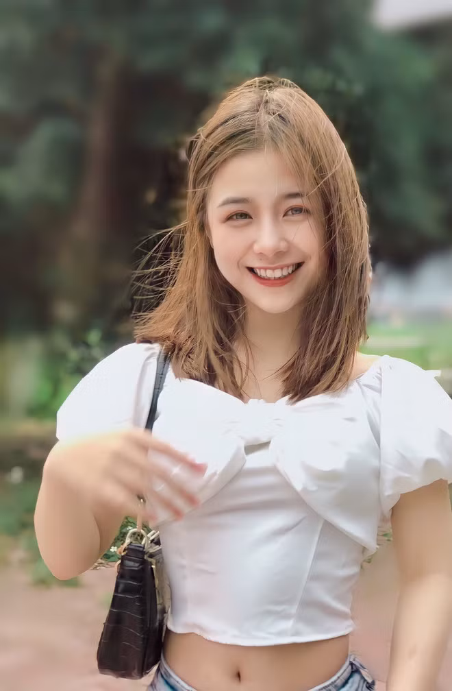 Trong bức ảnh thẻ, người xem bị thu hút bởi gương mặt thanh tú, toát lên nét trong sáng, hồn nhiên của cô hot girl tuổi 17.