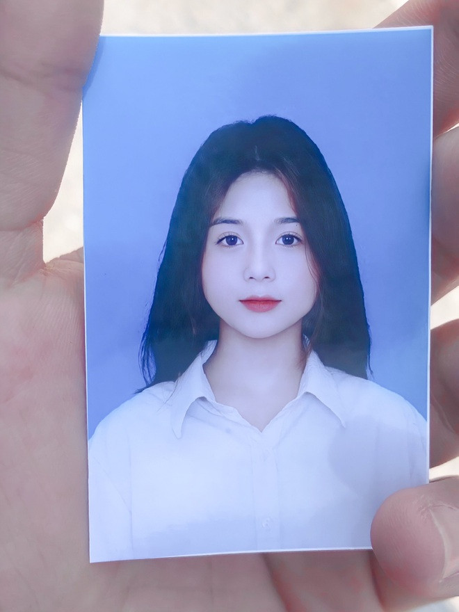 Mới đây, Bùi Hương tiếp tục "gây thương nhớ" khi khoe bức ảnh thẻ xinh xắn, trong trẻo của mình. Khác với ác mộng thường gặp mỗi khi chụp ảnh thẻ, cô gái này lại khá may mắn khi hình ảnh thẻ của cô lại xinh đẹp không khác gì ảnh mạng.