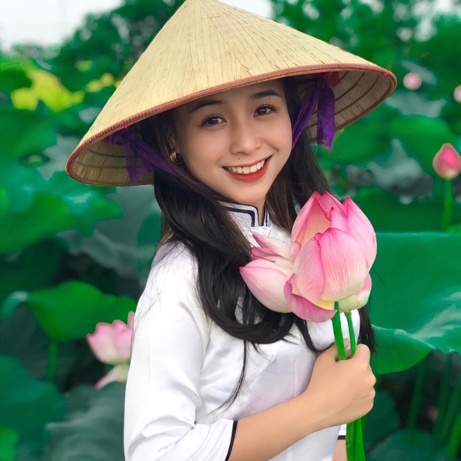 Sở hữu lợi thế gương mặt xinh xắn, nụ cười tươi rạng ngời, Bùi Hương cũng rất thích chụp ảnh để lưu giữ khoảnh khắc đẹp.