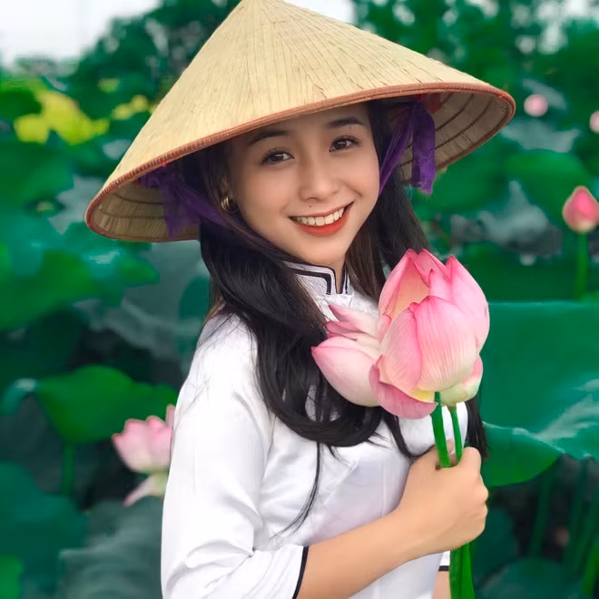 Sở hữu lợi thế gương mặt xinh xắn, nụ cười tươi rạng ngời, Bùi Hương cũng rất thích chụp ảnh để lưu giữ khoảnh khắc đẹp.