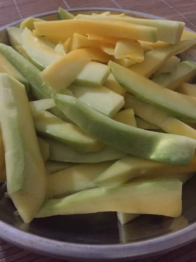 Những kiểu gọt xoài đẹp mắt mà ta thường thấy trên mạng, nhưng khi thực hành thì khác xa một trời một vực.