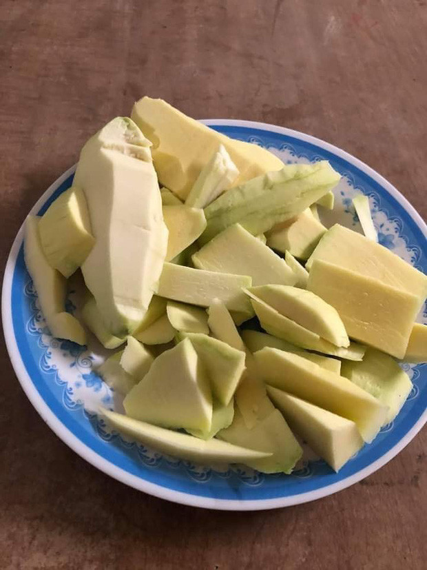 Mới đây, trên mạng xã hội xuất hiện một bức ảnh "cộp mác" hội gái vụng với màn gọt xoài cực kỳ thảm họa.