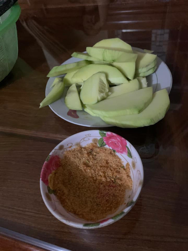 Bên cạnh những lời chê sự vụng về, lại có không ít netizen cho rằng gọt kiểu nào cũng được bởi rồi cũng cho vào bụng mà thôi.