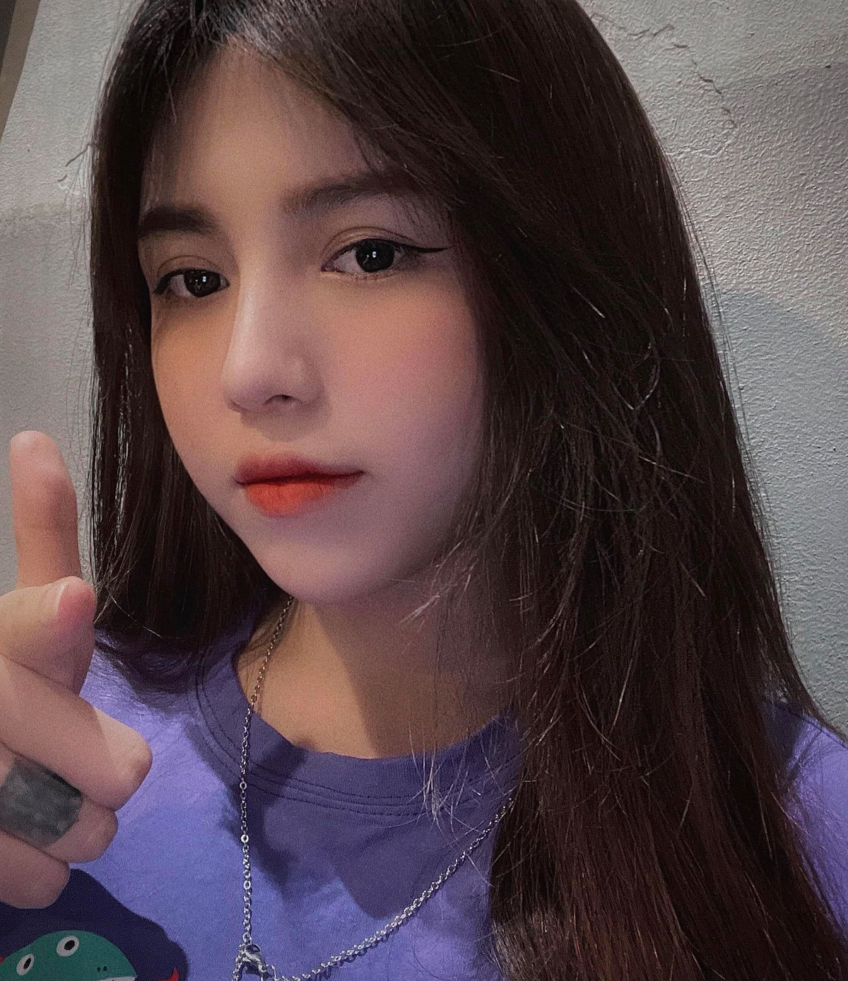 Bii Trinh (tên thật là Trần Thị Trinh, sinh năm 1996) từng nổi lên nhờ bức ảnh chụp những hình xăm trên cánh tay. Cô là thợ xăm nổi tiếng Sài thành.