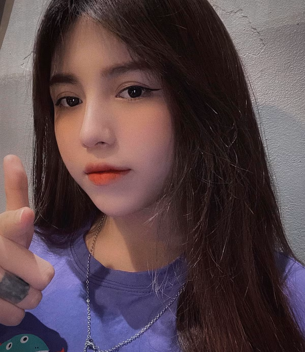 Bii Trinh (tên thật là Trần Thị Trinh, sinh năm 1996) từng nổi lên nhờ bức ảnh chụp những hình xăm trên cánh tay. Cô là thợ xăm nổi tiếng Sài thành.