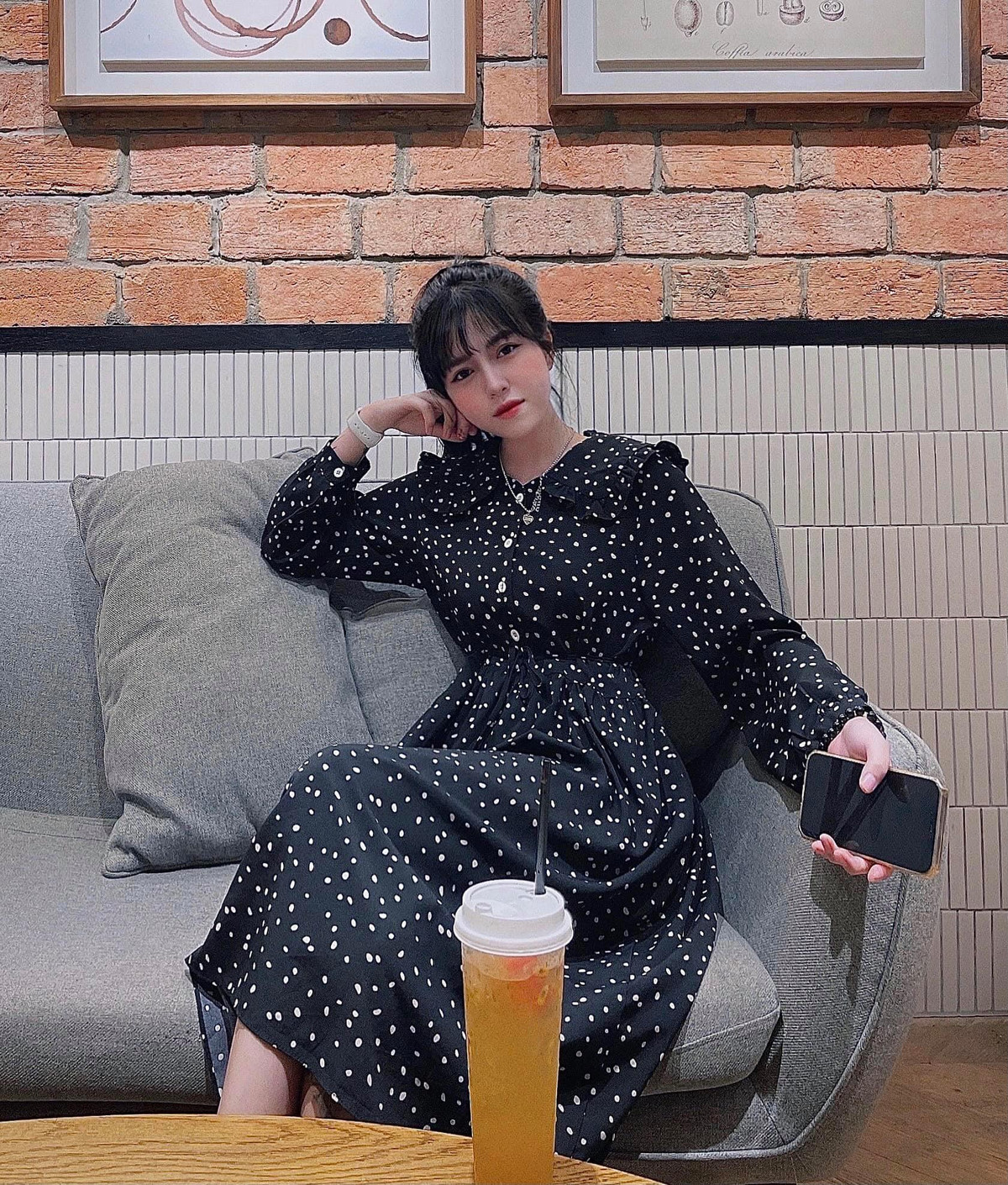 Là một trong hàng triệu cổ động viên con tim cùng hướng về… màn hình ti vi để cổ vũ cho đội nhà, hot girl Bii Trinh đã tin tưởng các học trò của HLV Park Hang Seo, theo dõi từng trận đấu từ đầu mùa giải.