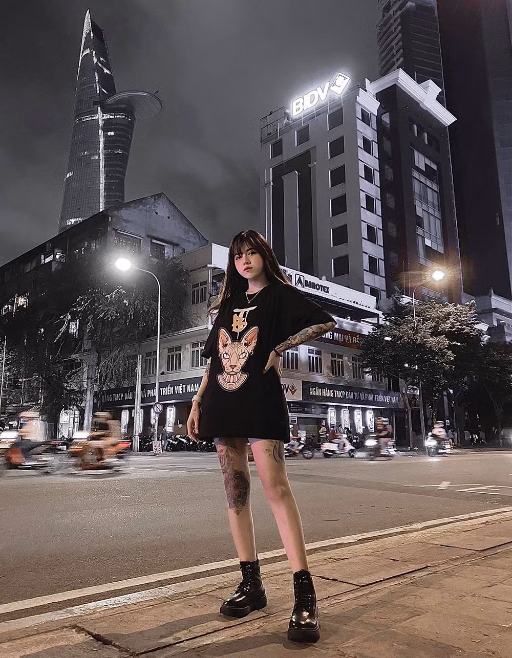 Bii Trinh sở hữu gương mặt ngây thơ, trong sáng trái ngược hoàn toàn với những hình xăm hầm hố trên cơ thể.