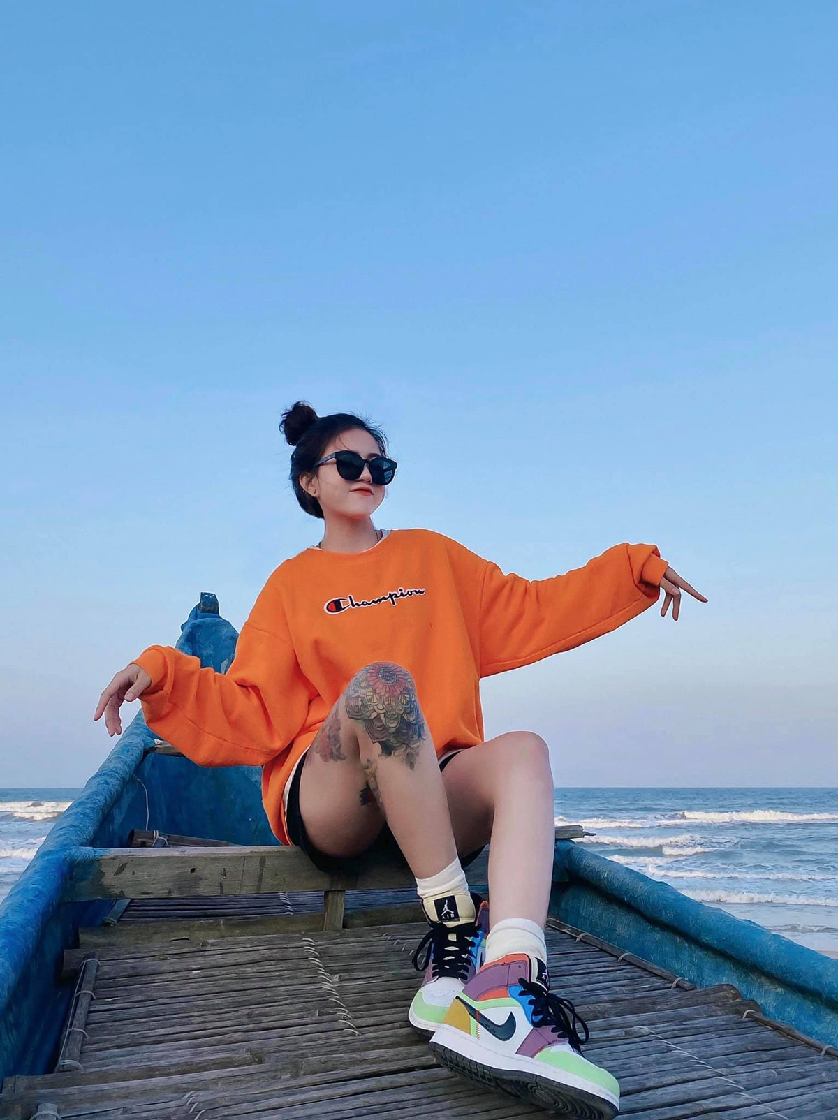 Được biết, Bii Trinh "tậu" cho mình hình xăm đầu tiên vào năm 18 tuổi, khi còn là học sinh phổ thông.