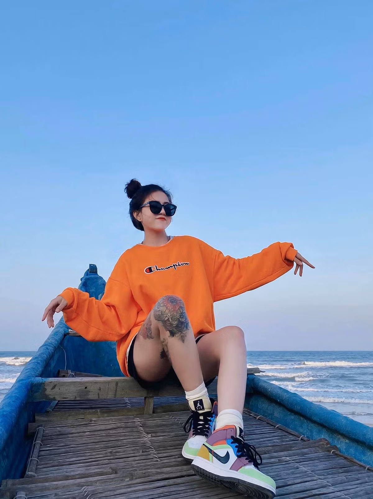 Được biết, Bii Trinh "tậu" cho mình hình xăm đầu tiên vào năm 18 tuổi, khi còn là học sinh phổ thông.