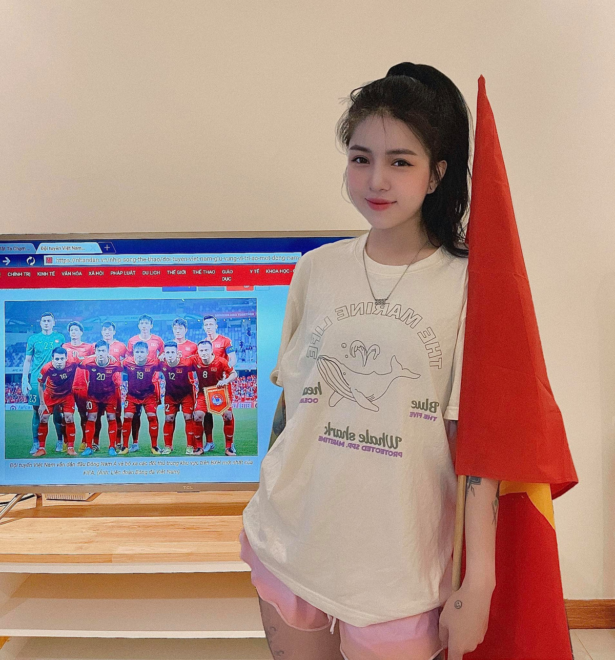 Dù không phải là cái tên quá hot trên MXH, thế nhưng sau khi "hot girl xăm trổ" này đăng tải khoảnh khắc cổ vũ bóng đá tại gia thì ai nấy đều phải để ý, bởi nhan sắc cô nàng quá xinh đẹp.