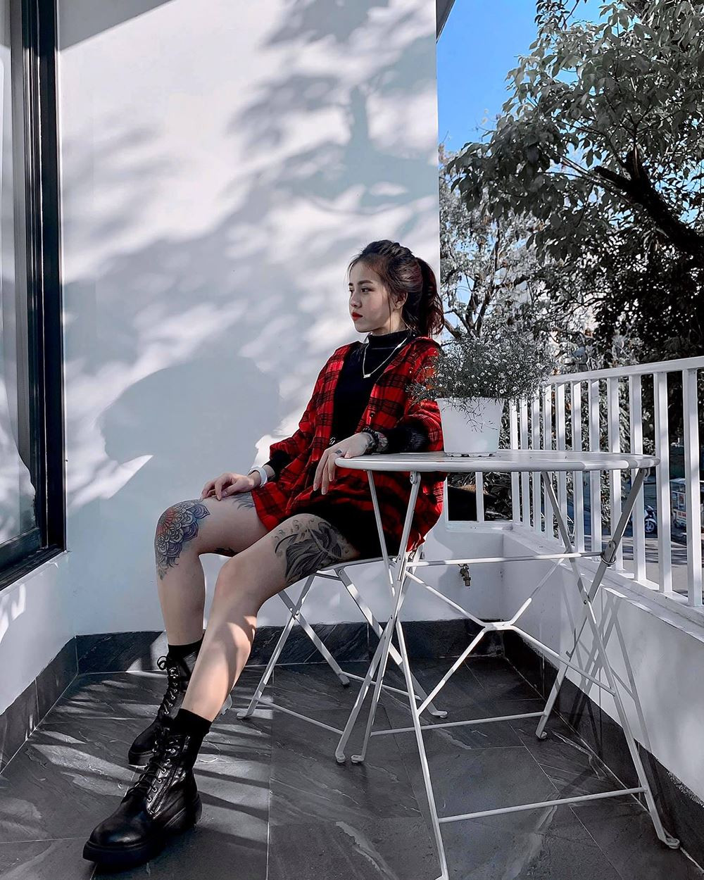 Dù xăm kín mít trên cơ thể, nhưng với cách kết hợp trang phục đúng hoàn cảnh nên những hình xăm đó của Bii Trinh không hề lộ liễu mà rất cá tính, đẹp nổi bật. Ảnh: FBNV