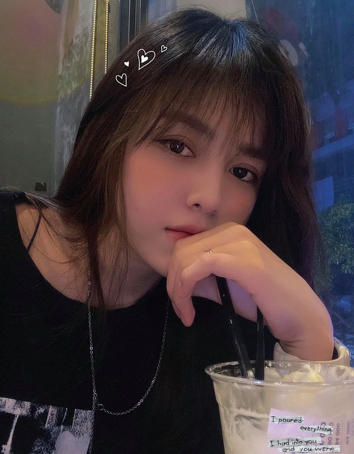 Câu chuyện bị gia đình từ mặt, hàng xóm dị nghị vì những hình xăm của Bii Trinh từng nổi tiếng khắp các trang mạng, tuy nhiên cô gái trẻ vẫn quyết một mình tự kiếm tiền đi học xăm.