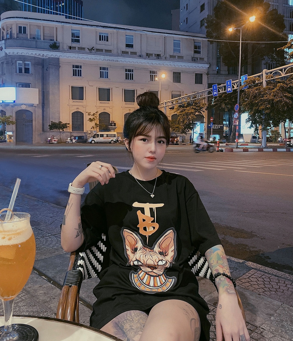 Bii Trinh được biết đến từ năm 2018 với biệt danh "hot girl xăm trổ". Cô nàng được gọi là "nữ thợ xăm" gợi cảm, hấp dẫn, được nhiều chàng trai coi là hình mẫu người yêu lý tưởng.