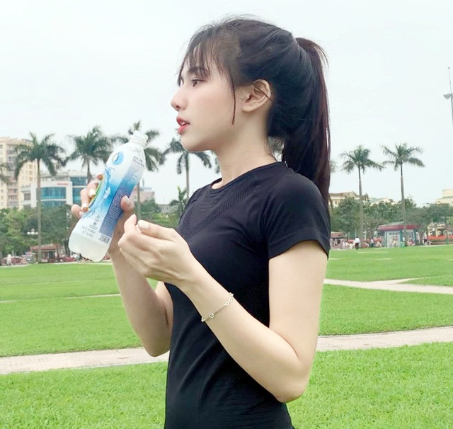 Được biết, chủ nhân của những bức ảnh này là Phạm Quỳnh Trang, sinh năm 1996. Những khoảnh khắc của hot girl 9x được chụp tại quảng trường thành phố Vinh, Nghệ An.