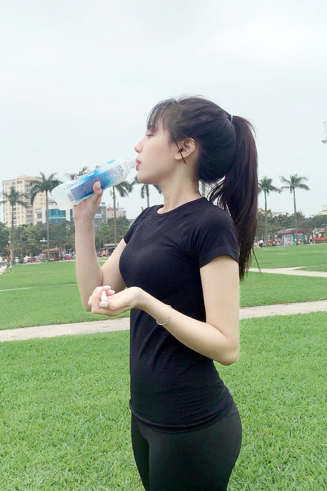 Quỳnh Trang vừa tốt nghiệp khoa Triết học, Học viện Báo chí và Tuyên truyền, hiện tại cô nàng đang theo học khóa Nghiệp vụ báo chí.