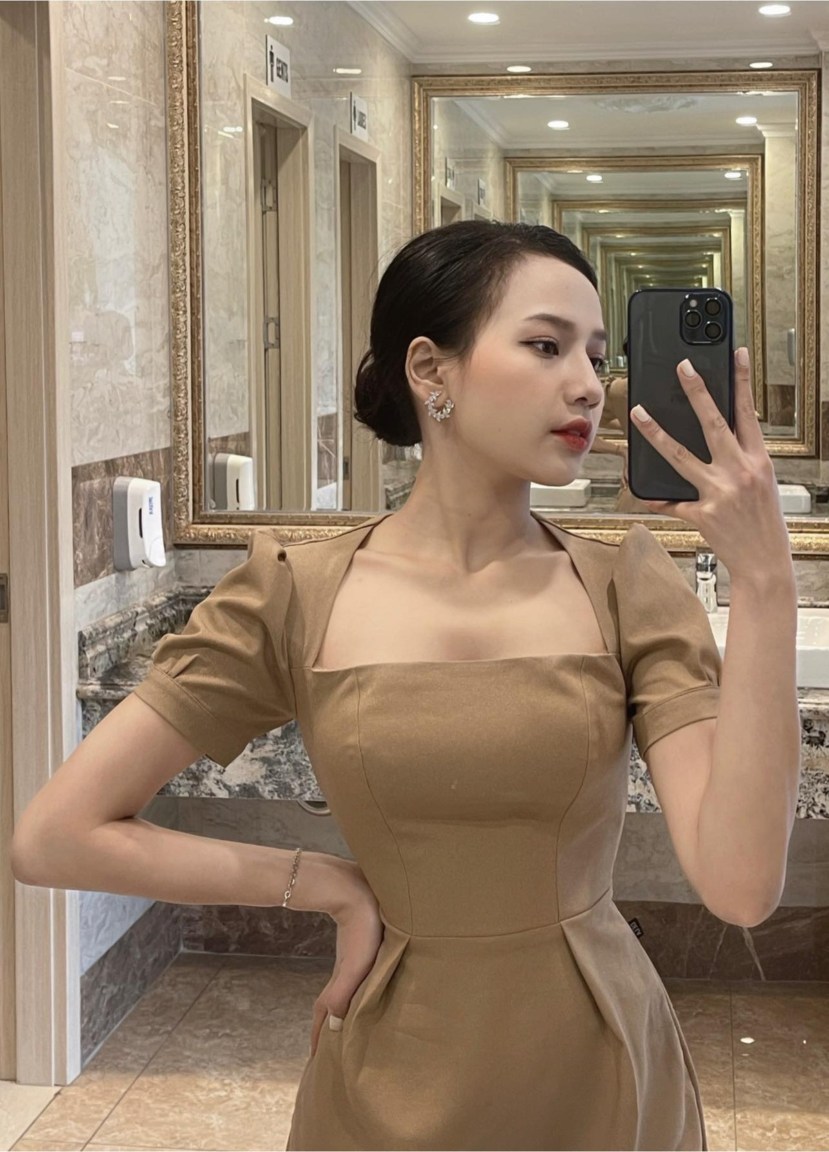 Hiện nay, hot girl 9x sống và làm việc tại quê nhà Nghệ An.