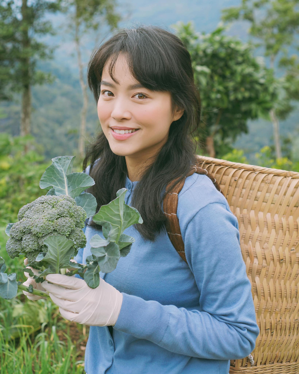 Nữ blogger không chỉ ghi điểm vì gương mặt xinh xắn, mối tình đẹp với chàng phi công điển trai, mà nhiều người yêu quý Hà Trúc bởi chính sự "lầy lội" khét tiếng của cô.