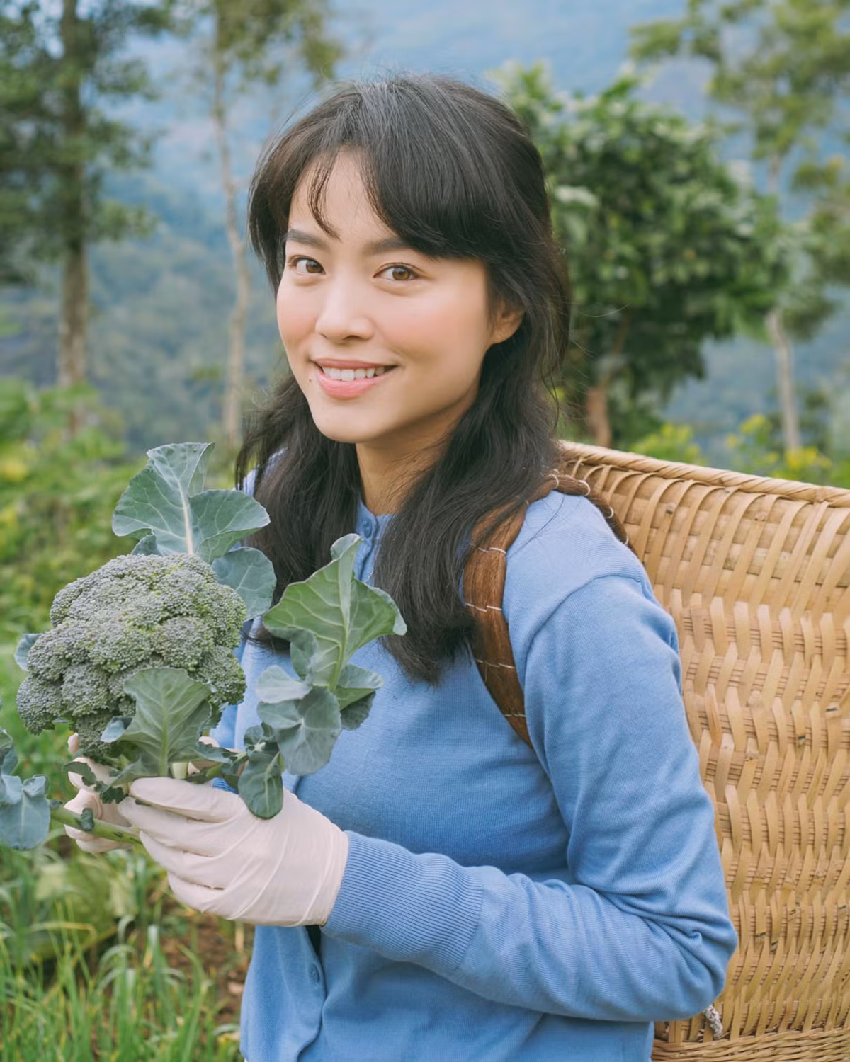 Nữ blogger không chỉ ghi điểm vì gương mặt xinh xắn, mối tình đẹp với chàng phi công điển trai, mà nhiều người yêu quý Hà Trúc bởi chính sự "lầy lội" khét tiếng của cô.