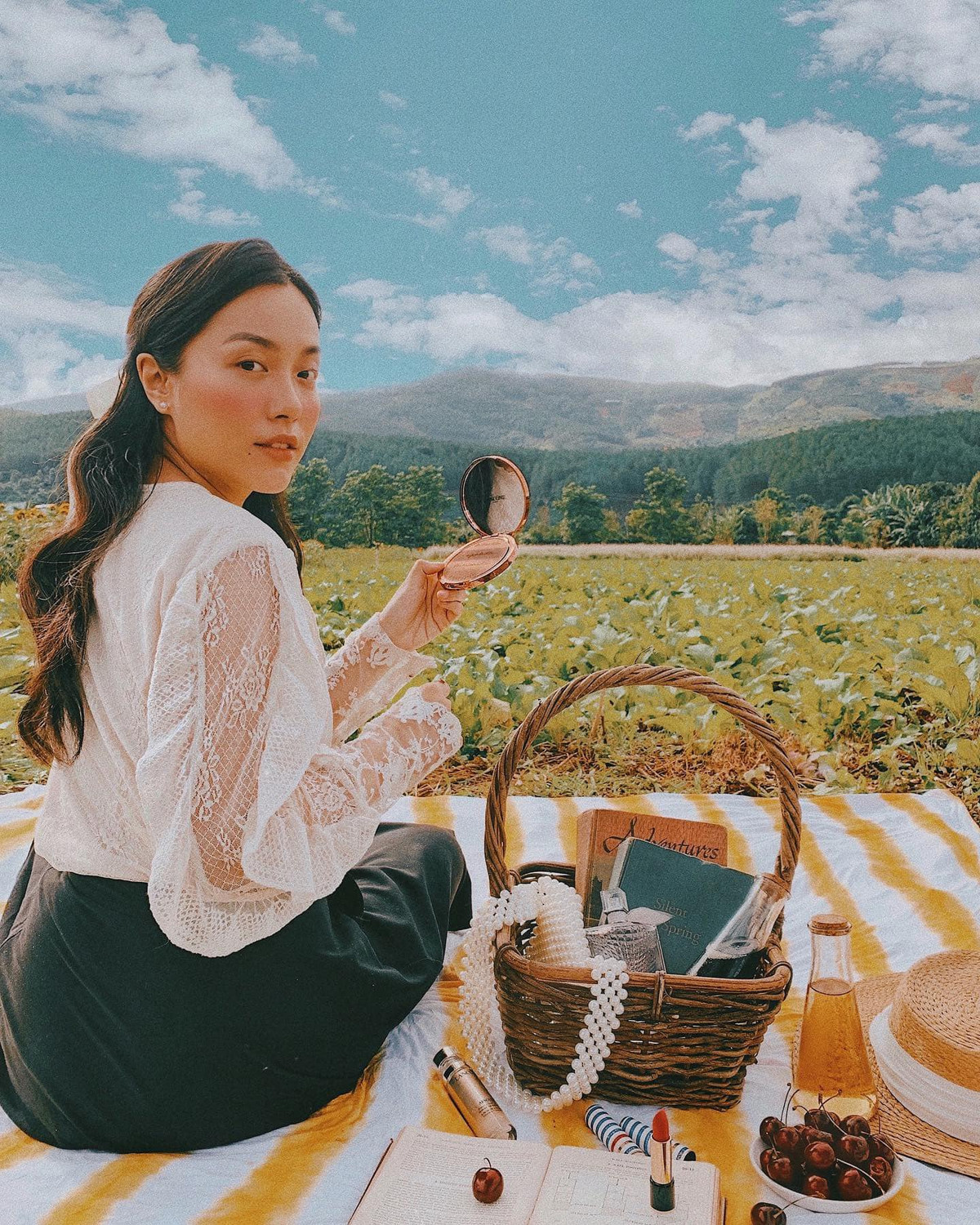 Cao, gầy, mắt dài, đôi môi mỏng và thần thái sắc lạnh với cặp lông mày đậm- nhiều người đã không ngại ngần gọi cô là "bản sao của Hà Tăng". Ảnh: Tổng hợp