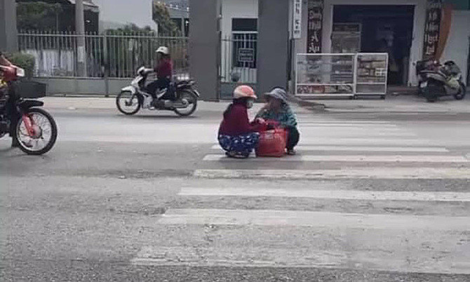 Trước đó, trên MXH cũng từng phẫn nộ với hình ảnh hai người phụ nữ ngồi hẳn giữa đường đông người qua lại và "tám" chuyện.