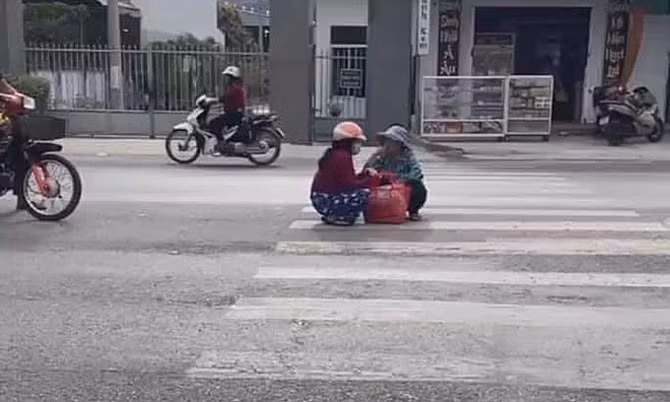 Trước đó, trên MXH cũng từng phẫn nộ với hình ảnh hai người phụ nữ ngồi hẳn giữa đường đông người qua lại và "tám" chuyện.