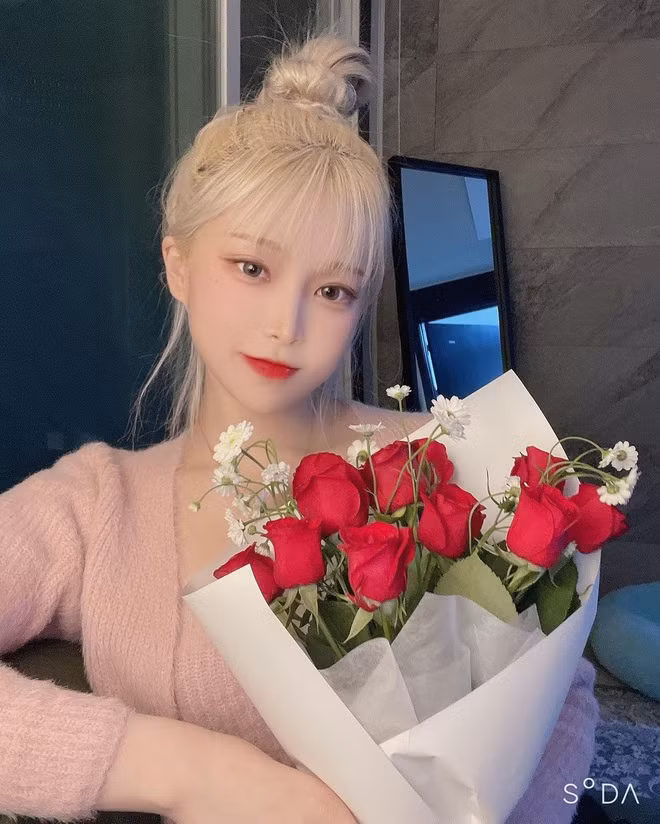 Dù nhuộm màu nào thì vẻ đẹp của thiếu nữ cũng được tôn lên nhờ làn da trắng sứ. Ảnh: IGNV